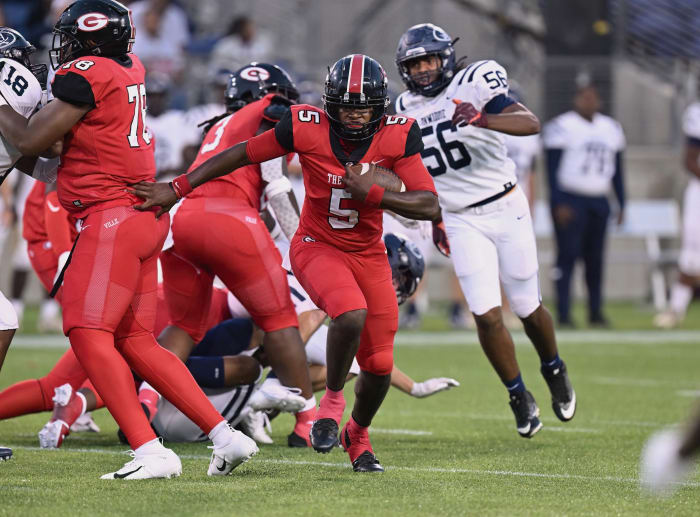 Glenville quarterback Ruel Tomlinson runs the ball against Dinwiddie (Virginia) during the 2023 season. Photo credit: Jeff Harwell, SBLive Sports